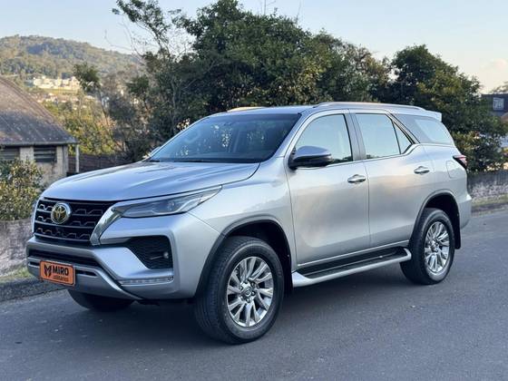 TOYOTA HILUX SW4 2.8 D-4D TURBO DIESEL SRX 4X4 AUTOMÁTICO